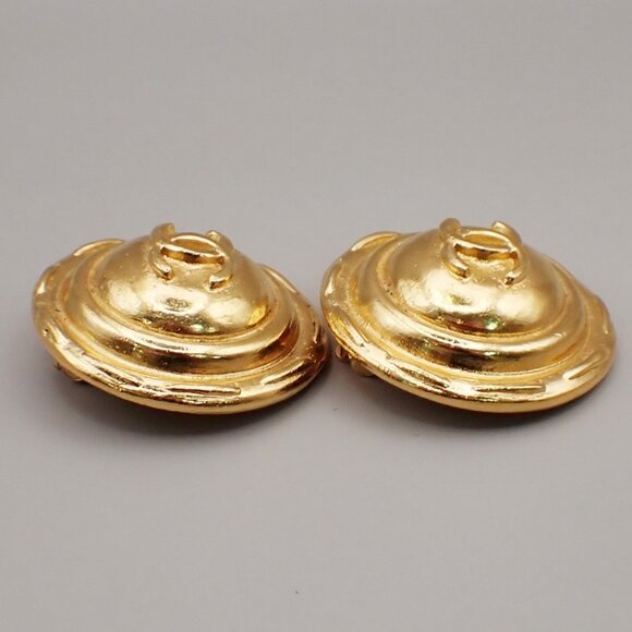 CHANEL CC Logo Round Button Earrings Clip-On Gold France - Picture 3 of 10